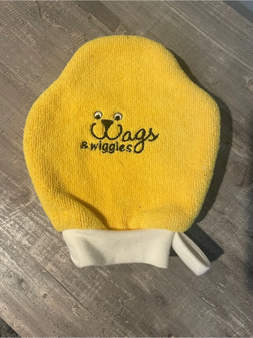 Wags & Wiggles Yellow Massaging Bath Mitt Shampoo Soft Bristles Microfiber